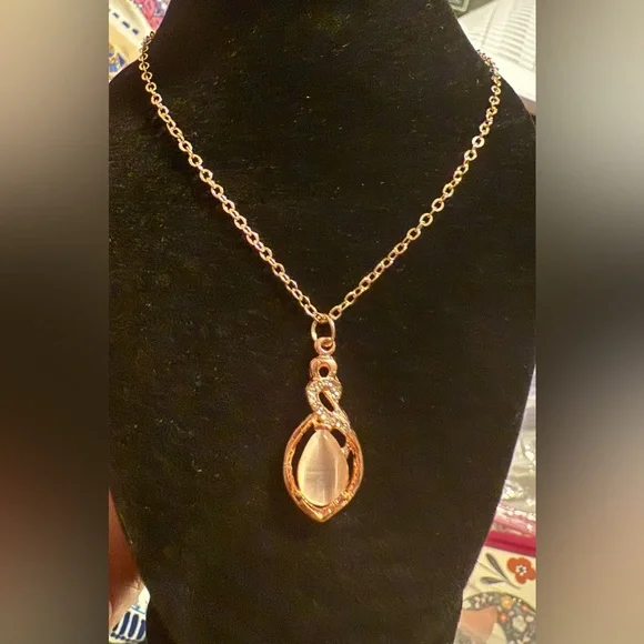 Gold and Silver teardrop style Necklace - Picture 3 of 3